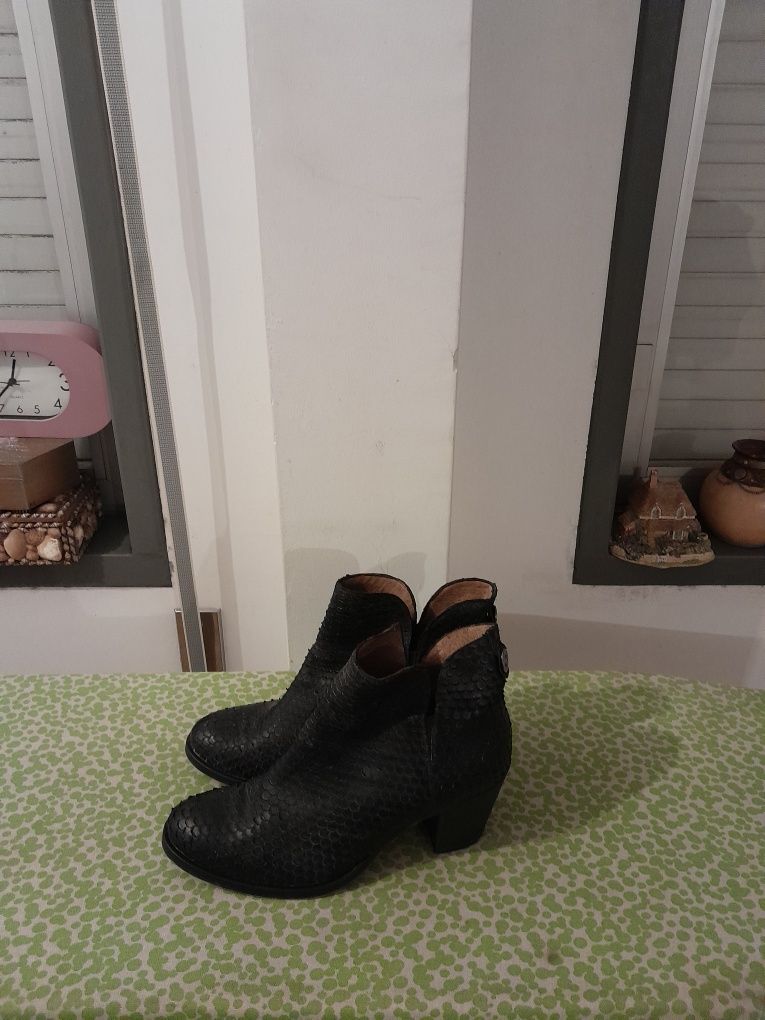 Vendo Botas de Senhora muito bonitas como novas