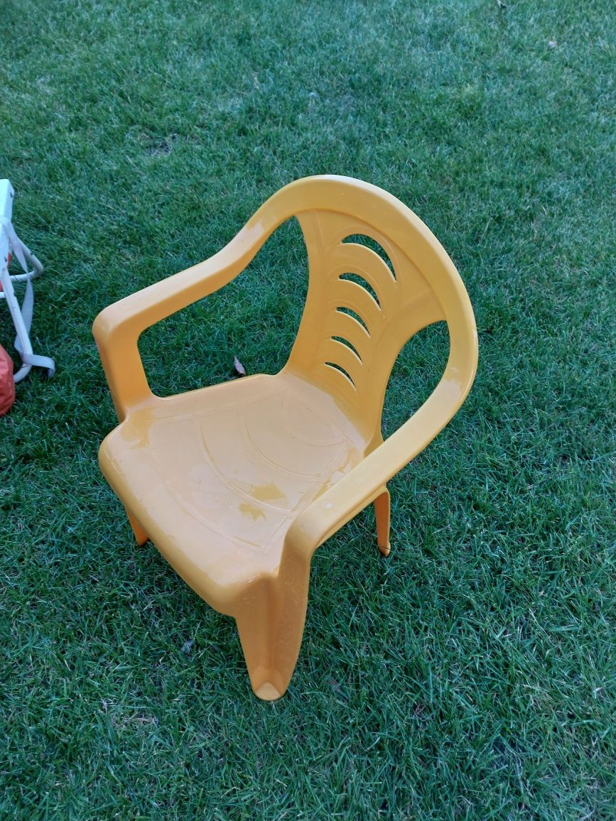 Krzesełka plastikowe  dla dzieci