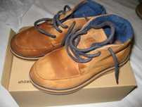 Botas castanhas, menino, T28