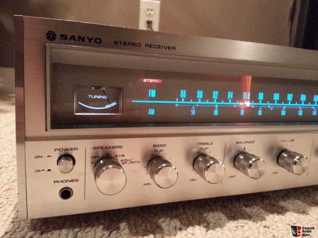 Amplificador e Sintonizador Sanyo DCX2000K