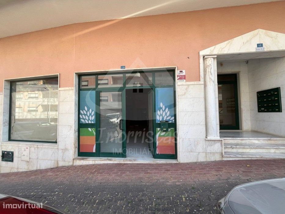 Loja com garagem, localizada na Urbanização Colina do Sol no Forte ...