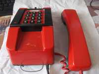 Telefon czerwony retro "z gabinetu I sekretarza"