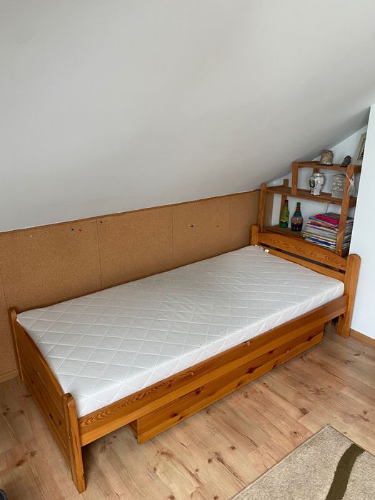 Meble sosnowe - łóżko z materacem, biurko