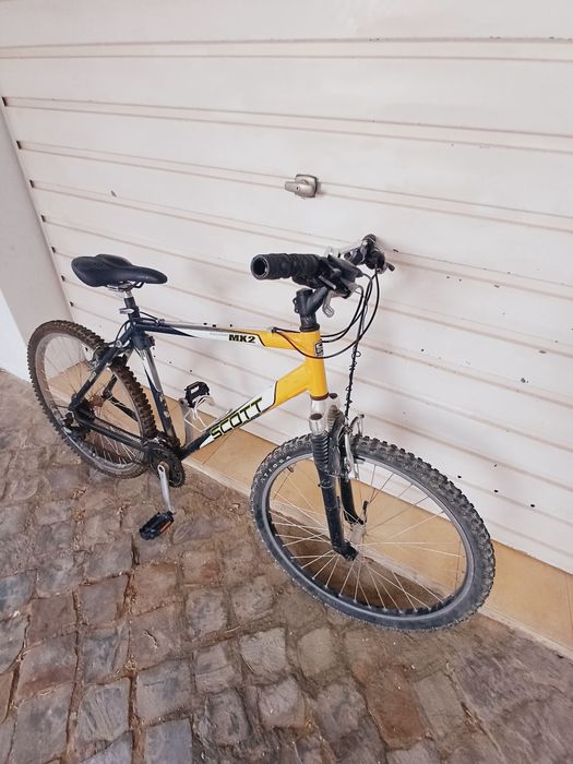 Bicicleta BTT SCOTT Voltage e oferta  de  mais  duas rodas de substitu