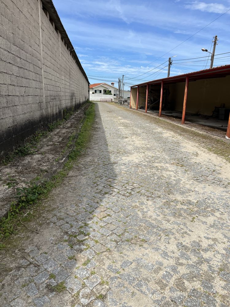 Arrendam-se Armazéns de 450m2, 900m2 e 1500m2 em parque industrial