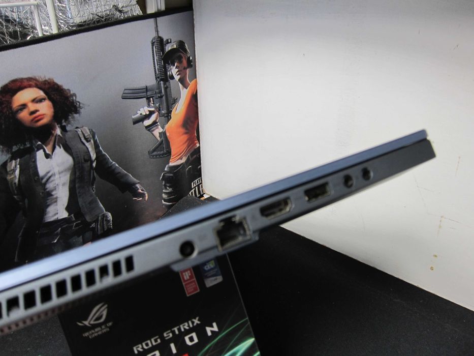 Asus Rog Zephyrus15.6"FHD 240Hz/RTX 2070 MaxQ 8 GB 256 Bit/ I7 10750H