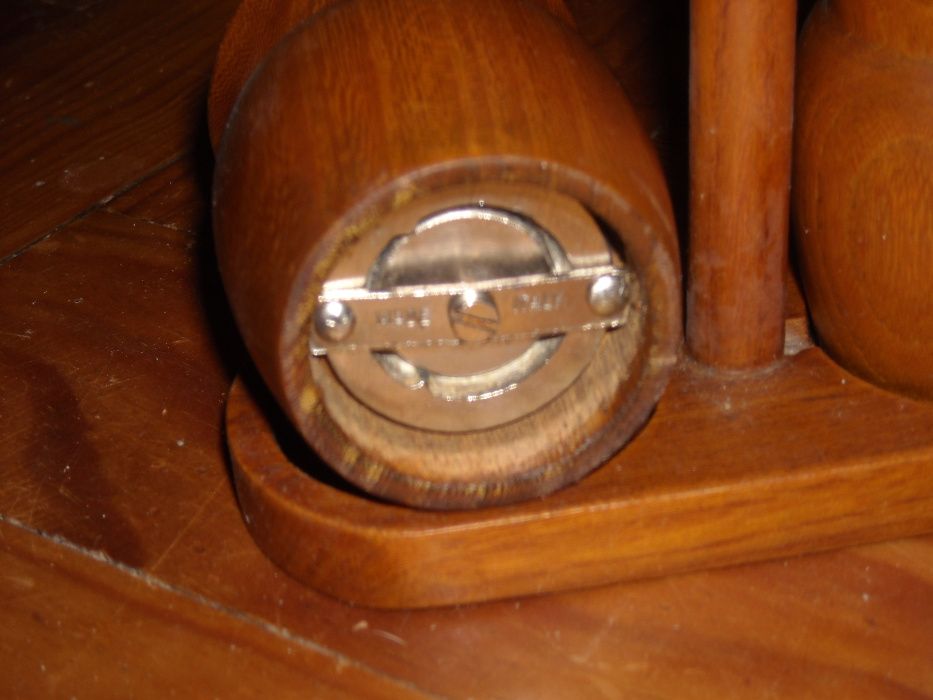 Conjunto vintage saleiro e pimenteiro antigos em madeira