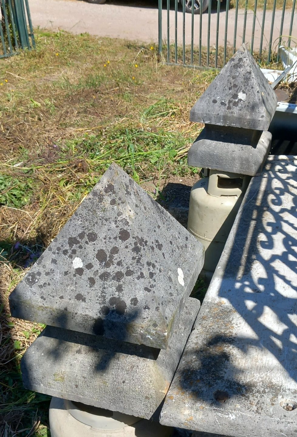Conjunto de terminais de colunas em pedra
