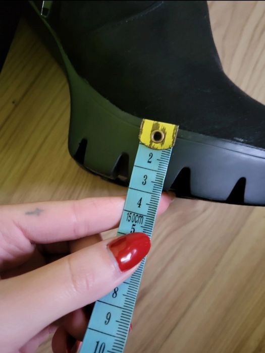 Nowe zamszowe czarne botki na słupku i platformie BullBoxer