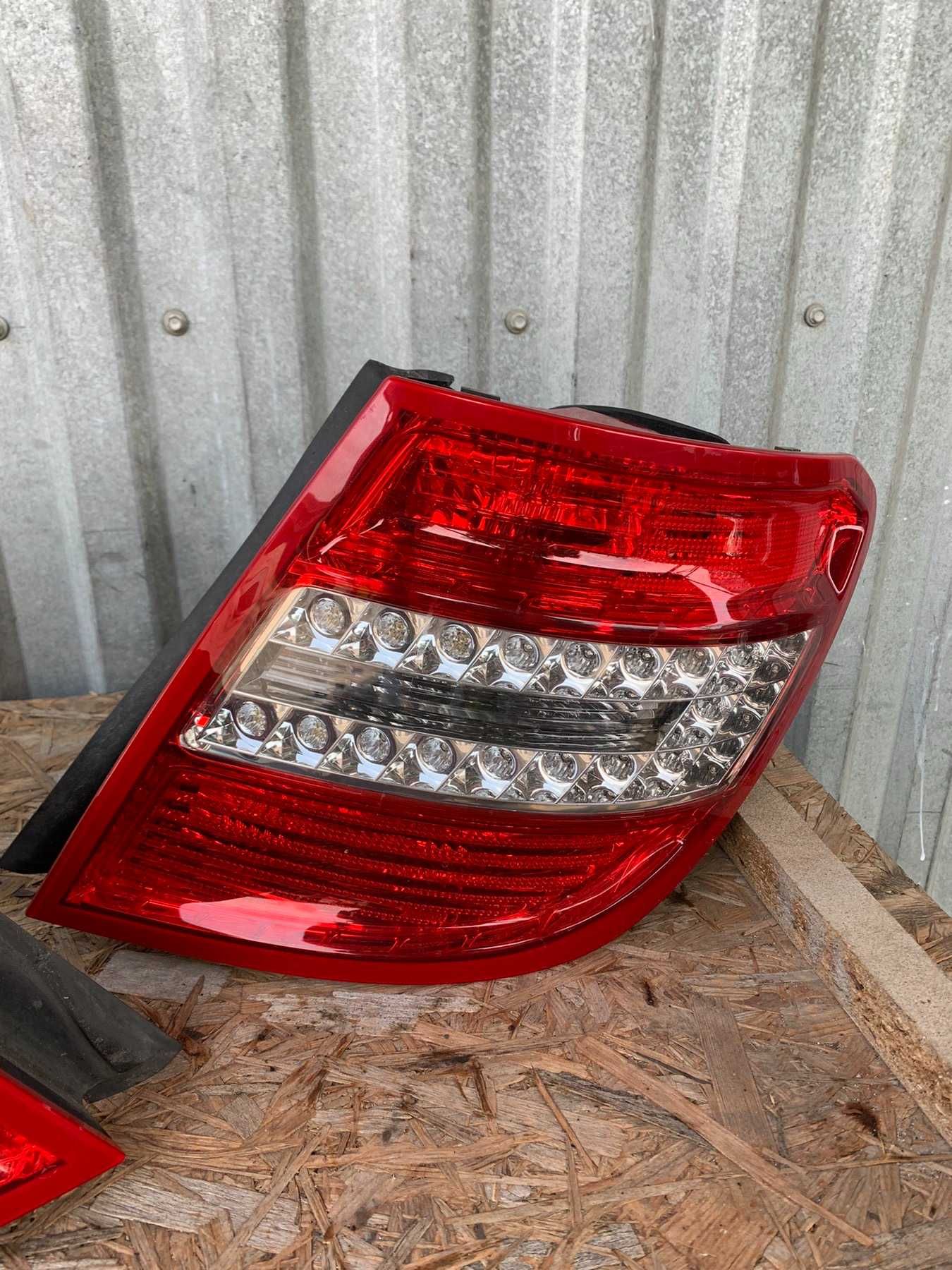 Стоп задній Mercedes W204 універсал дорестайл 2007-2011