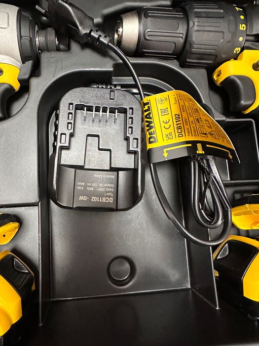 Професійний набір інструментів DeWALT DCK2060D2T