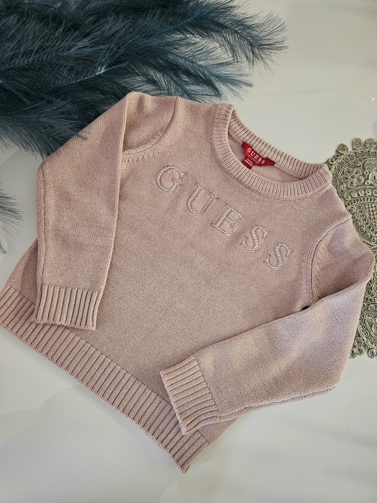 Guess! Śliczny sweterek w pudrowym różu z kryształkami roz 104 (4)