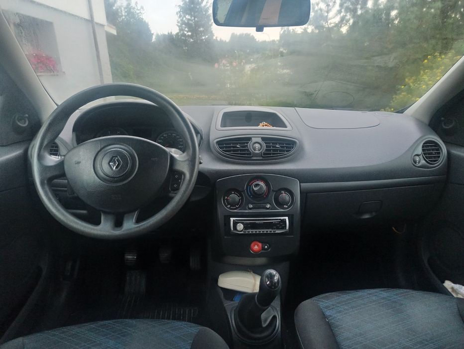 Renault clio 3  1.2 75 km 2007