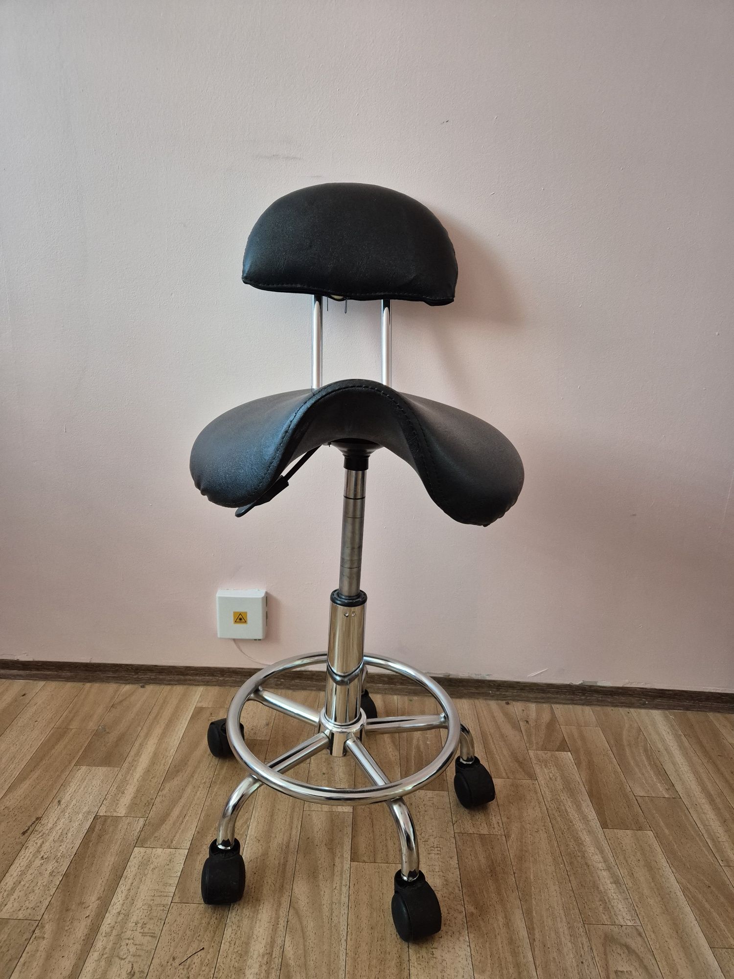 Hoker kosmetyczny,  siodło z oparciem