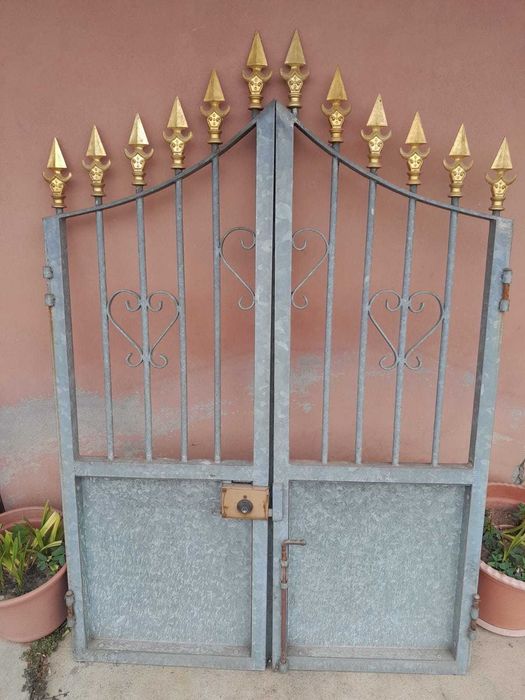 2 Portões em Ferro (grande e pequeno)