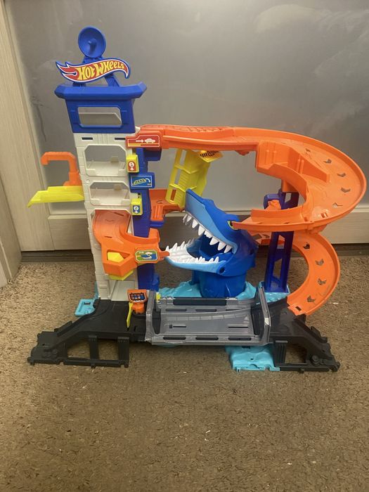 Трек Hot Wheels attacking shark escape/Втеча від лютої акули (HDP06)