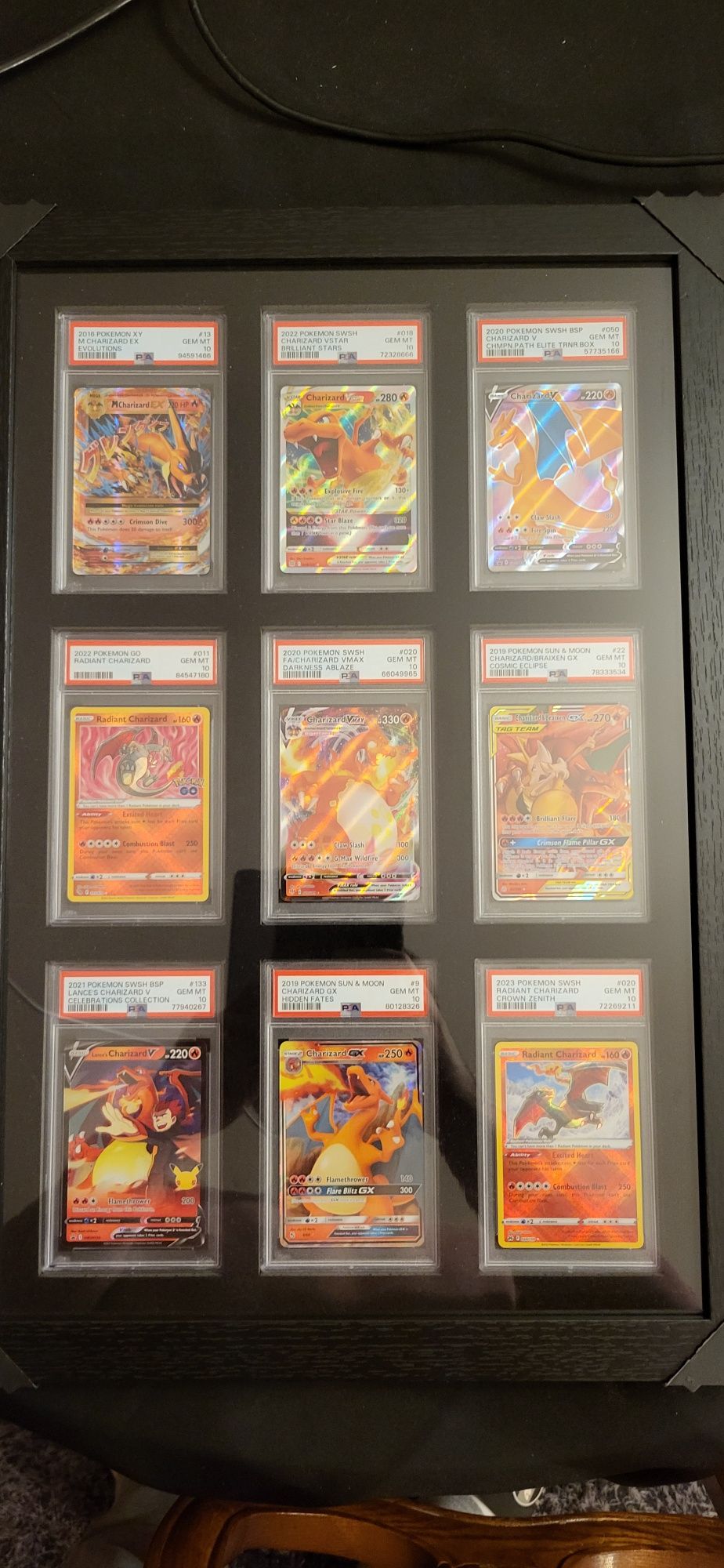 Moldura com 9 slabs de cartas Pokémon Charizard psa 10