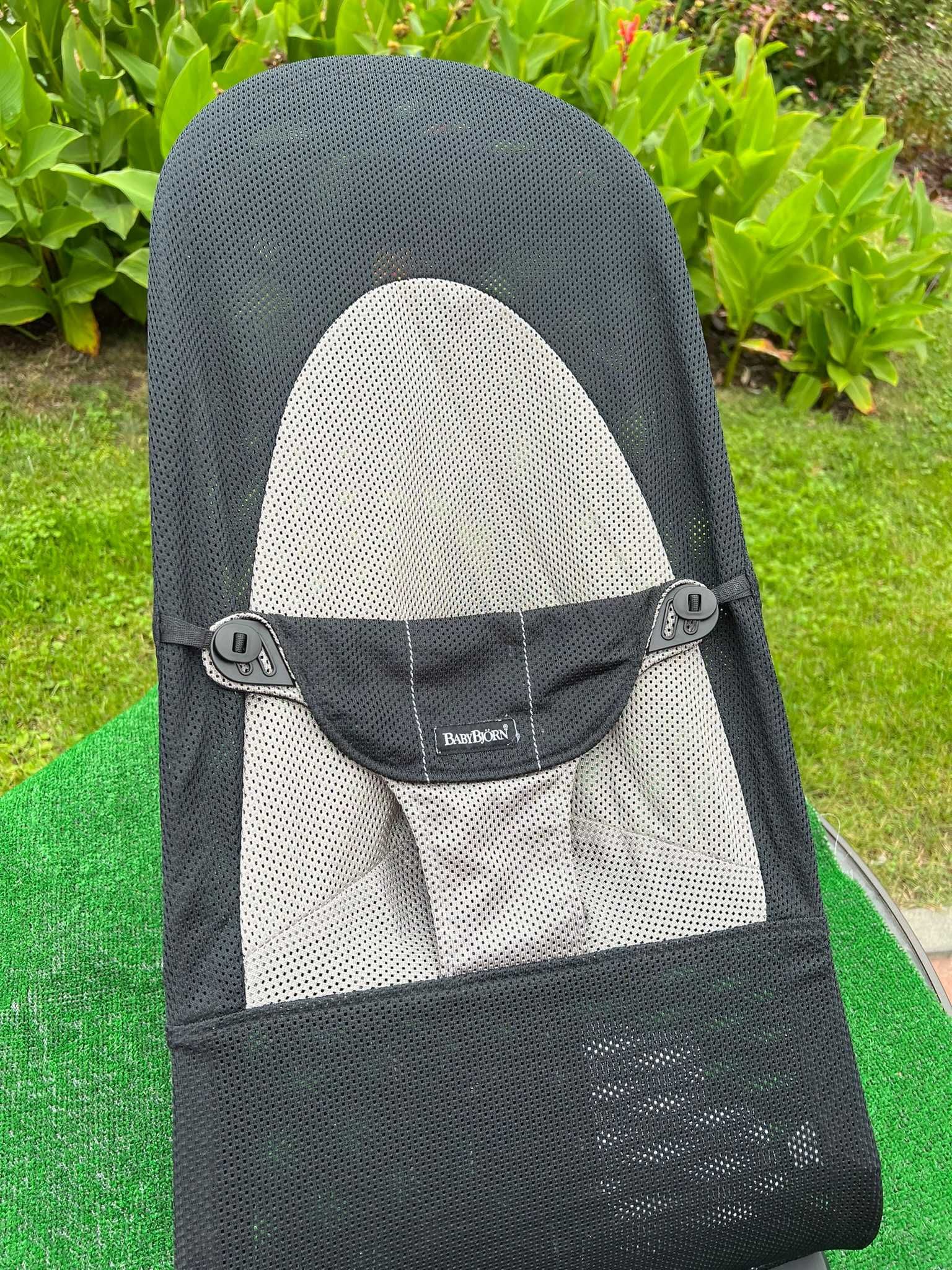 Leżaczek dla dziecka BabyBjorn Mesh