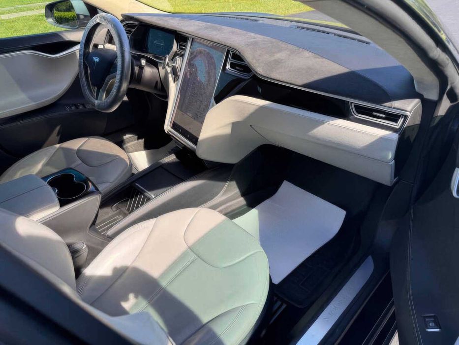 Tesla Model S 85D      2015