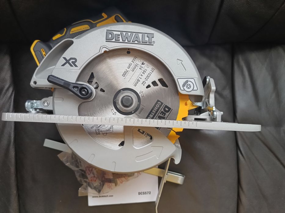 Пила дискова акумуляторна DeWALT DCS572NT