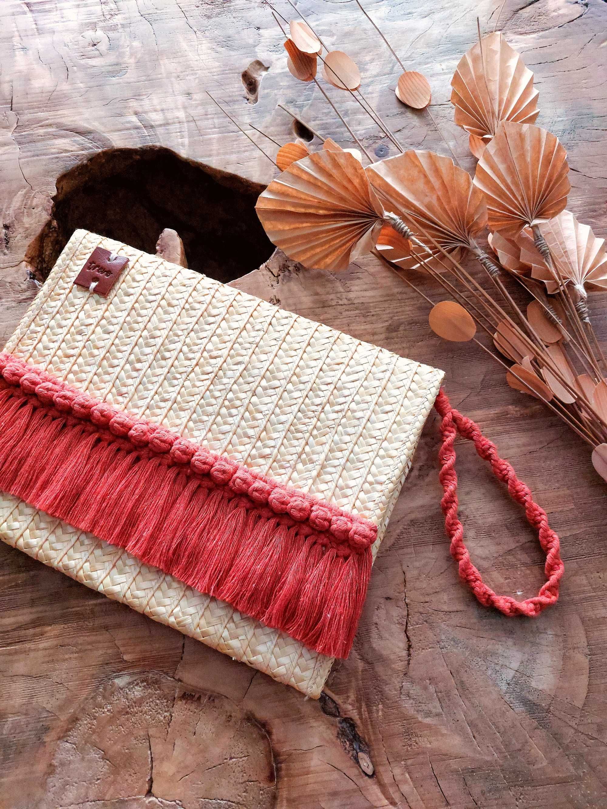 Clutch retangular em palhinha de centeio e macramé