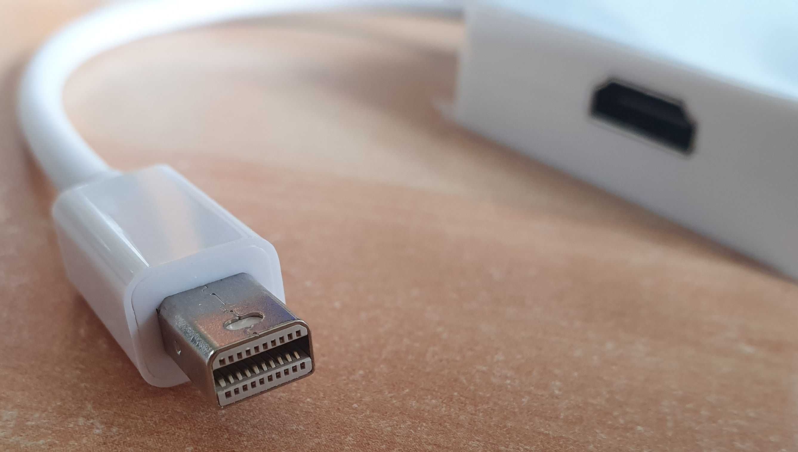 Cabos adaptadores: mini DVI Port -> VGA + mini DP -> hdmi, VGA e DVI