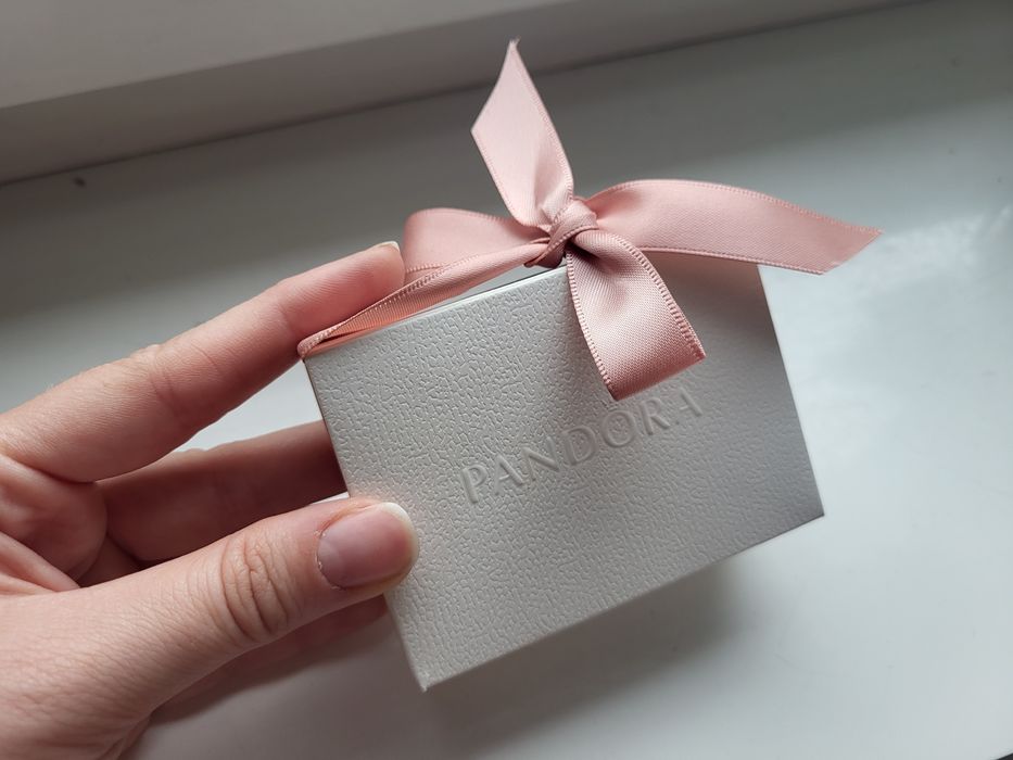 opakowanie na biżuterię ze wstążką na prezent