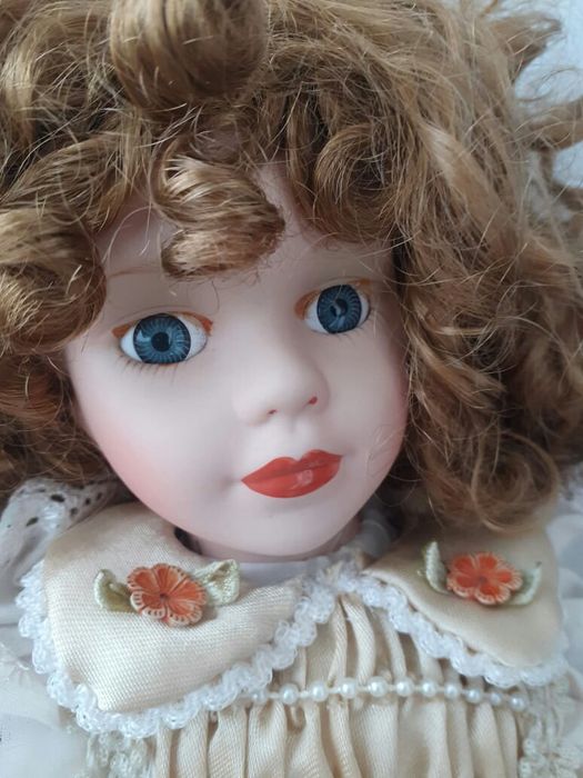 Boneca em porcelana em ótimo estado de conservação