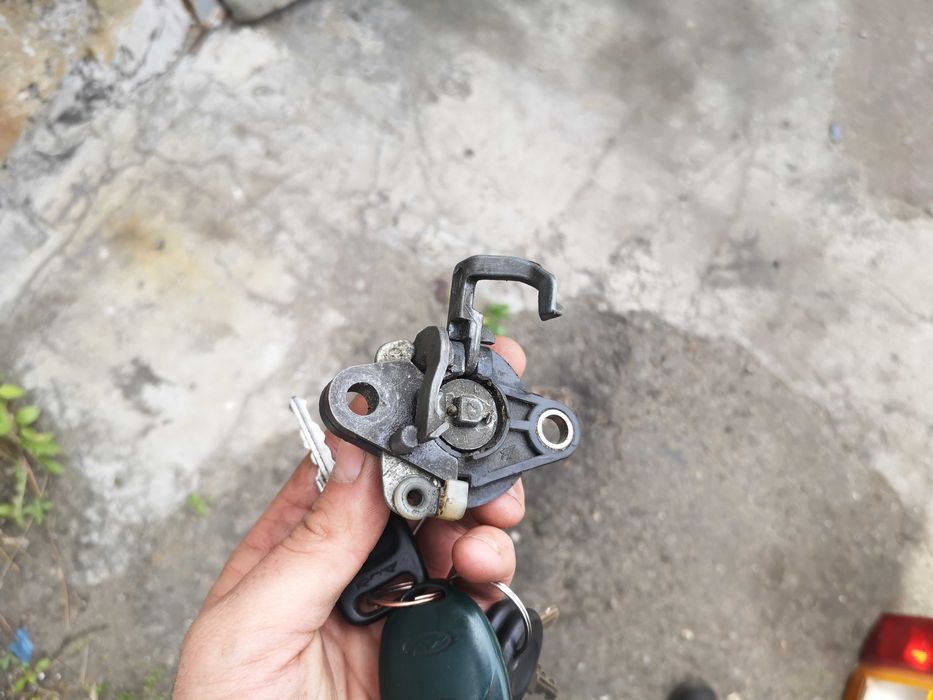 Замок Audi 100 C3 80 90 B2 задний с центральным замком багажника