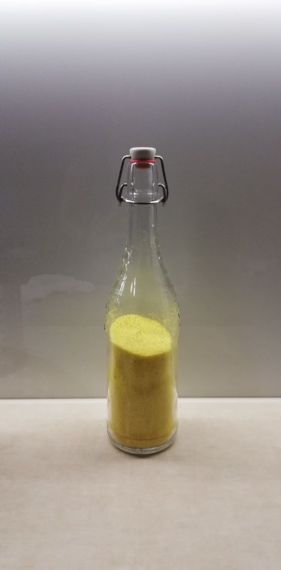 Dekoracyjna butelka z żółtym piaskiem