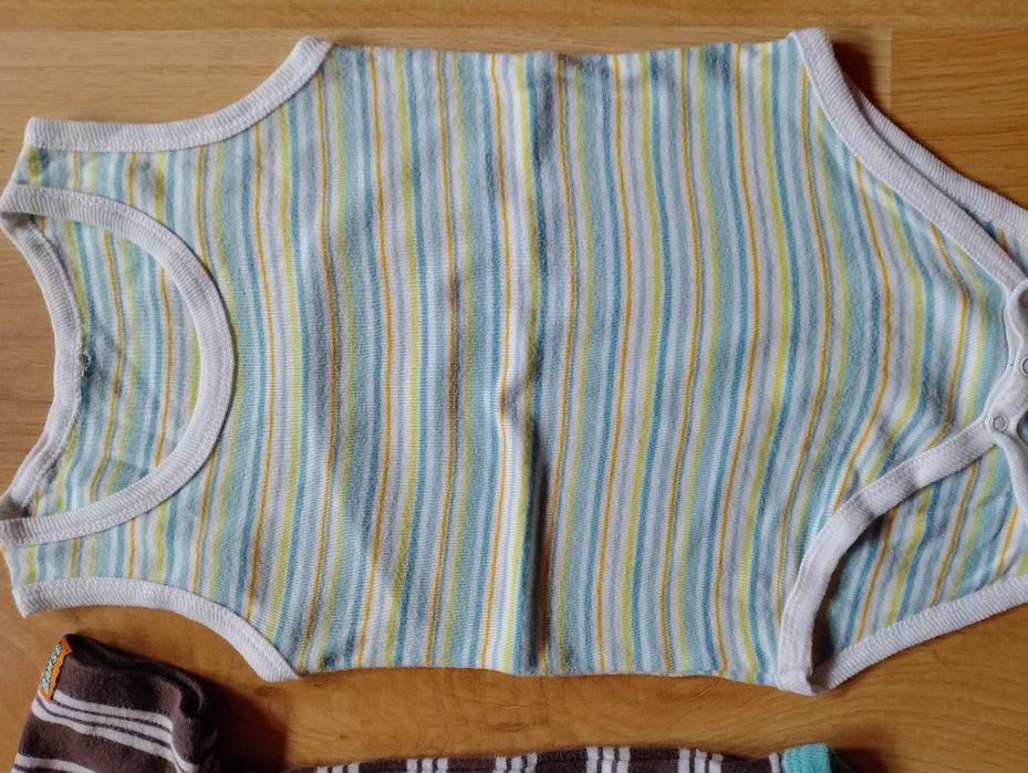 Body bez rękawów na lato dla chłopca 4 szt.  r. 74 cm