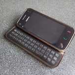 Nokia N97 mini z oryginalnym uchwytem i kablem.