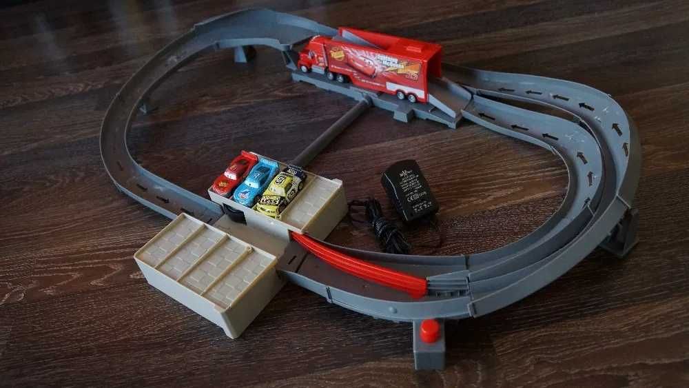 Auta tor Wyścig z Mańkiem Cars zasilaniy sieciowo