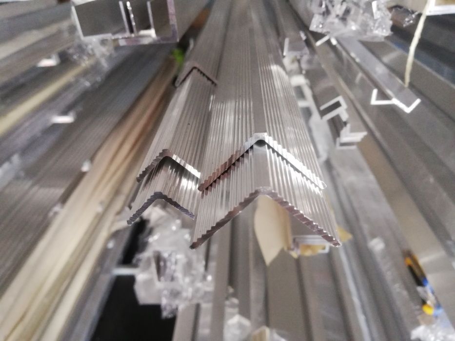 PROFIL antypoślizgowy Kątownik ALUMINIOWY Schodowy , ozdobny ,40X25X2