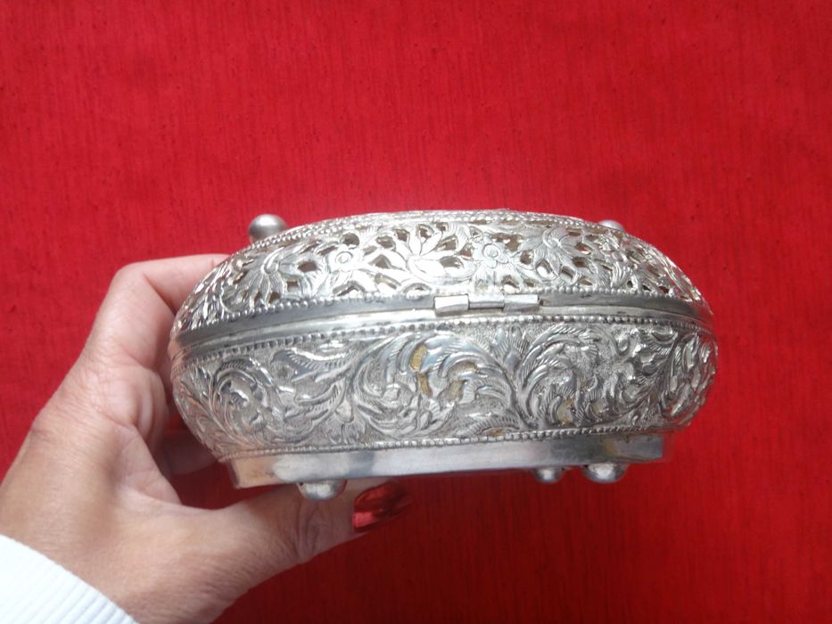 Srebrna szkatułka ażurowa