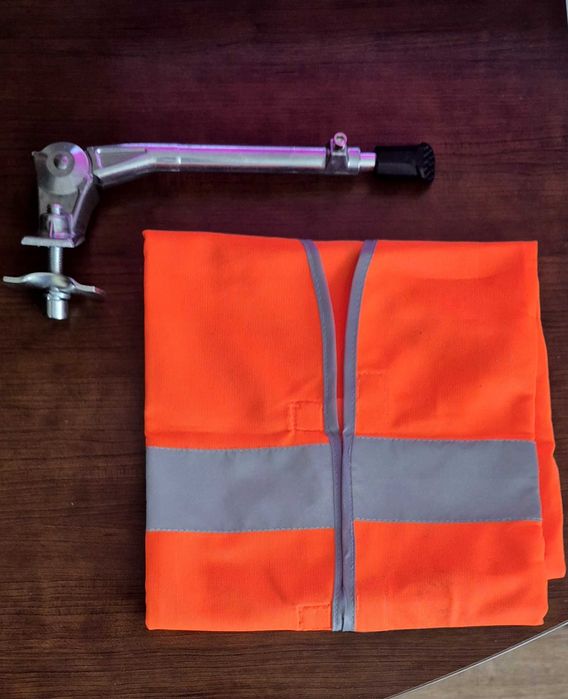 Nóżka z lampą na tył roweru i kamizelką odblask