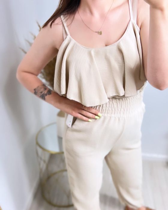 Kombinezon z falbanami