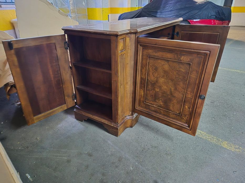 Estante em madeira rosa