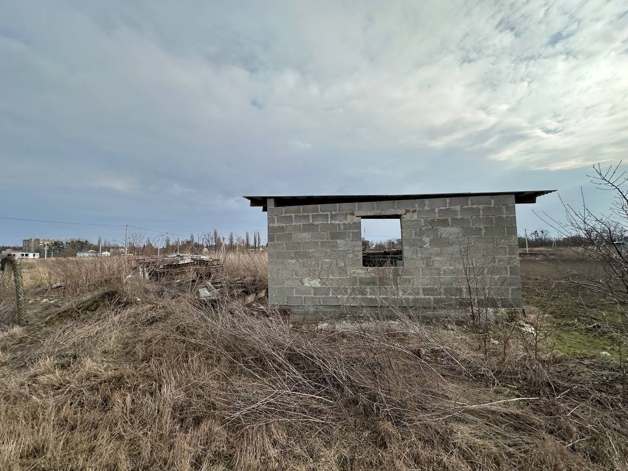 10 соток під будівництво, садівництво.Участок третій від дороги,рівний