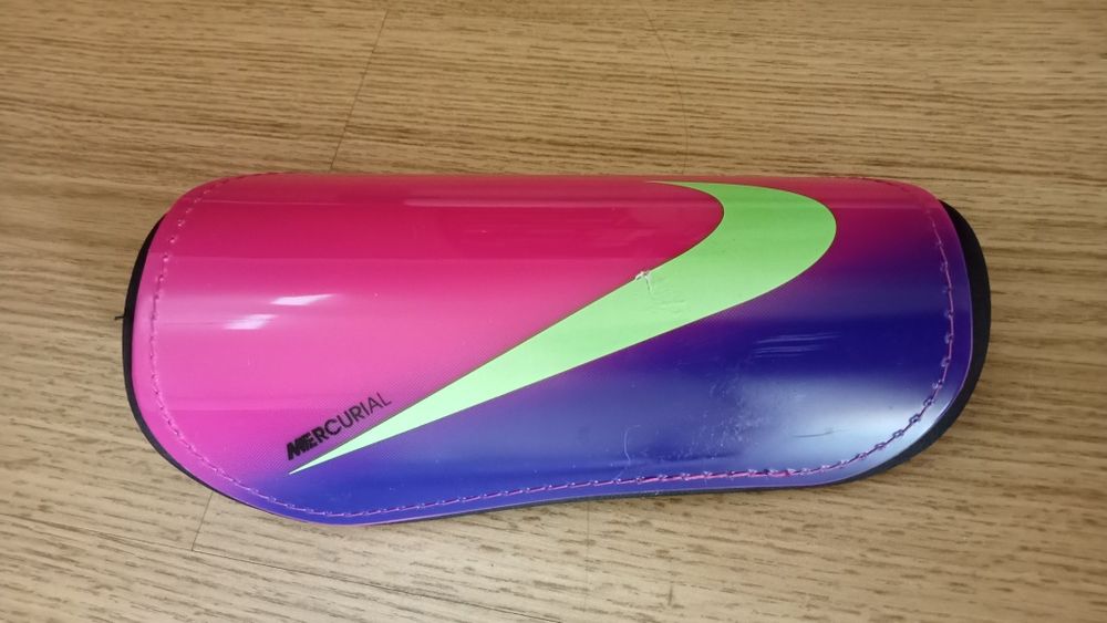 Caneleiras utilizadas 3 vezes, Nike.