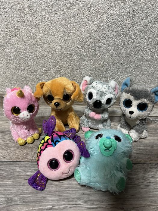 Мʼякі іграшки з веливи оченятами