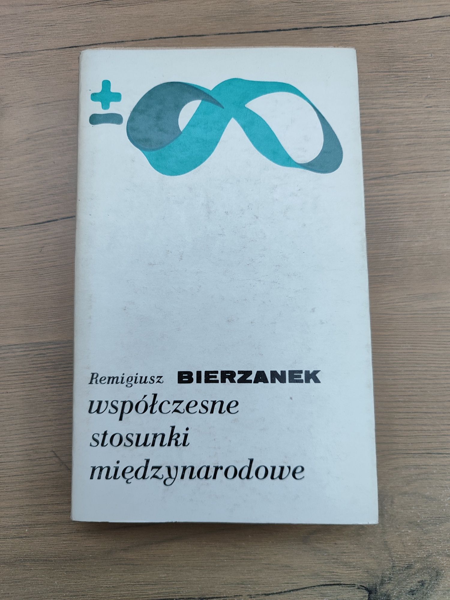 Okazja! Książka " Współczesne stosunki międzynarodowe " Bierzanek