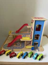 Zabawka garaz drewniany z winda i samochodzikami