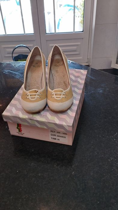Sapatos n. 36 em cunha. Côr beje