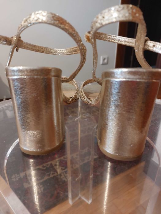 Sandálias Stradivarius douradas