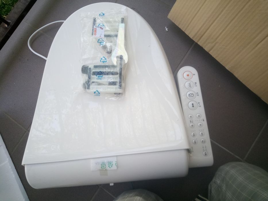 Deska sedesowa Toshiba SCS-T160 samomyjąca