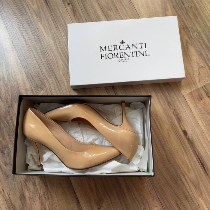 Бежеві туфлі