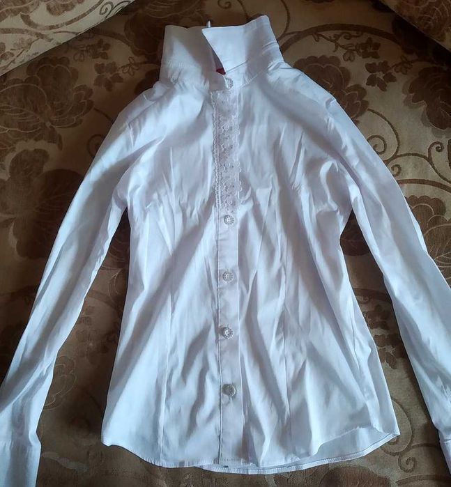 Продам шкільні речі(блузи, штани) для дівчаток