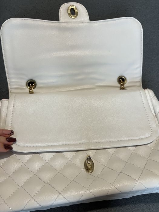 Torebka biała na ramię pikowana złote łańcuchy