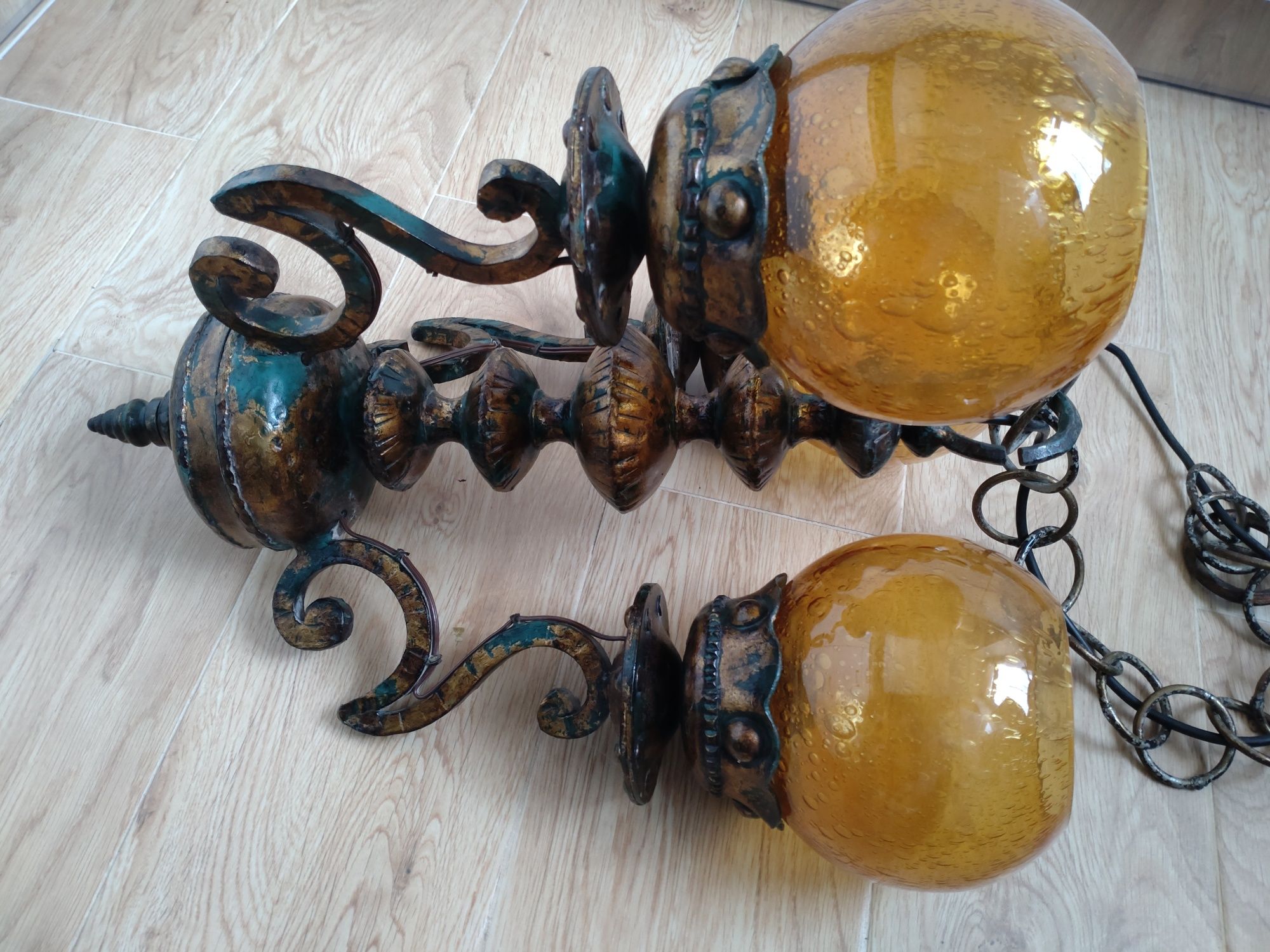 stara ciężka lampa żyrandol